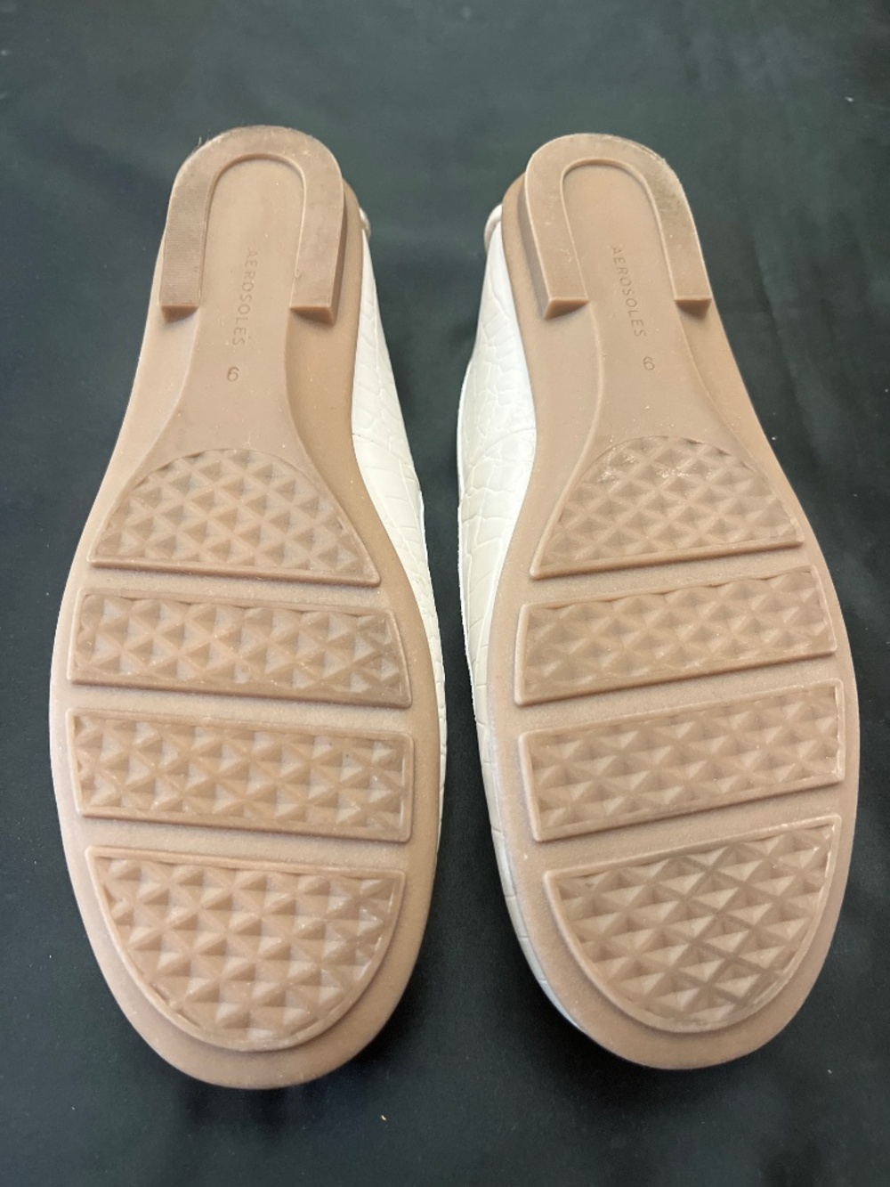 Like New Aerosole Cream/Taupe Croc Embossed Loafers.  Sz. 9M. - Picture 7 of 10